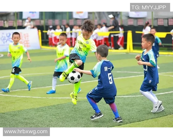 足球明星的魅力瞬间与场上风采的细腻描绘 足球明星的魅力瞬间与场上风采的细腻描绘